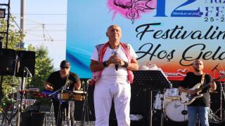 İzmitli sanatçı Bülent Tamer, sahnesiyle Pişmaniye Festivaline renk kattı