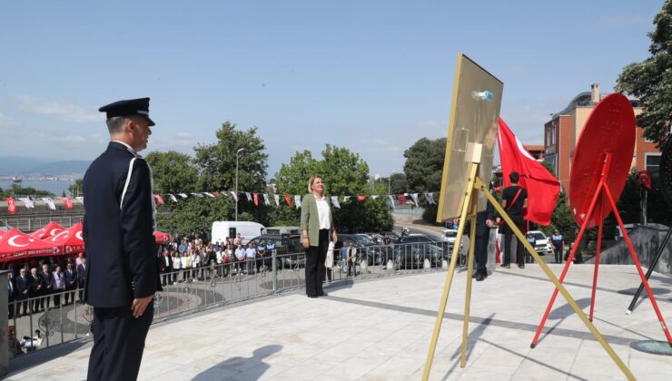 İzmit’tin Kurtuluşunun 103. yıl dönümü etkinlileri Atatürk Anıtı’na çelenk bırakma ile başladı