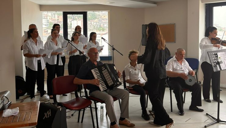 İZMEK Şan Kursu Kursiyerleri yıl sonu performanslarını mini konserle sergiledi