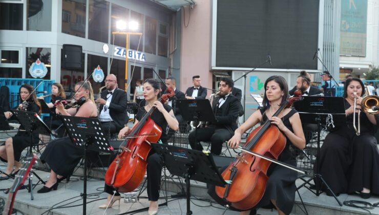 Kurtuluş coşkusu İzmit Kent Orkestrası’nın konseri ile taçlandı