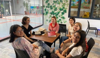 İngilizce öğrenmek isteyen gençlerin uğrak noktası Talk and Smile Cafe hizmete devam ediyor