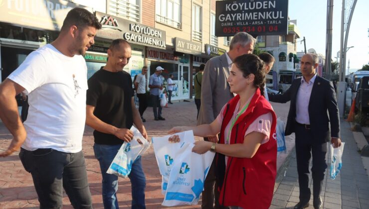 İzmit Belediyesi geleneği sürdürüyor; İşçi servislerine ’Hayırlı İşler’ ziyaretleri devam ediyor