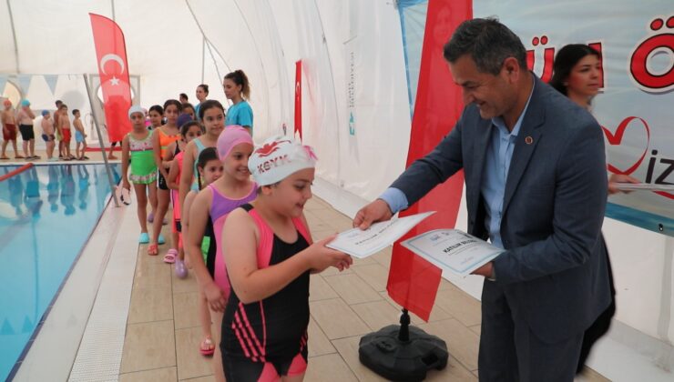 İzmit Belediyesi ile yüzme öğrenen minik yüzücüler sertifikalarını aldı