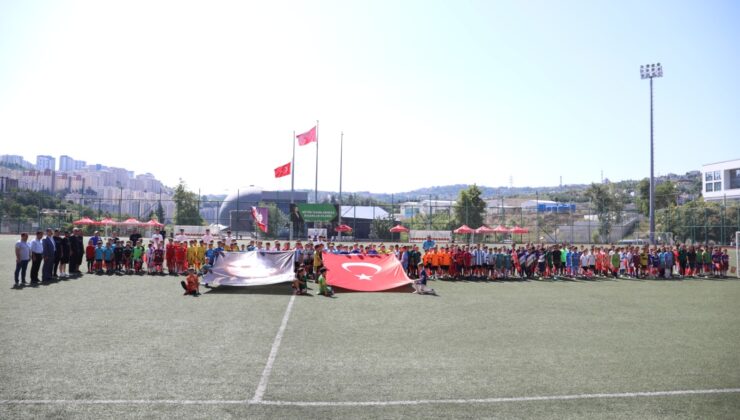 İzmitli Minikler Pişmaniye Cup Futbol Turnuvasında kıyasıya mücadele etti