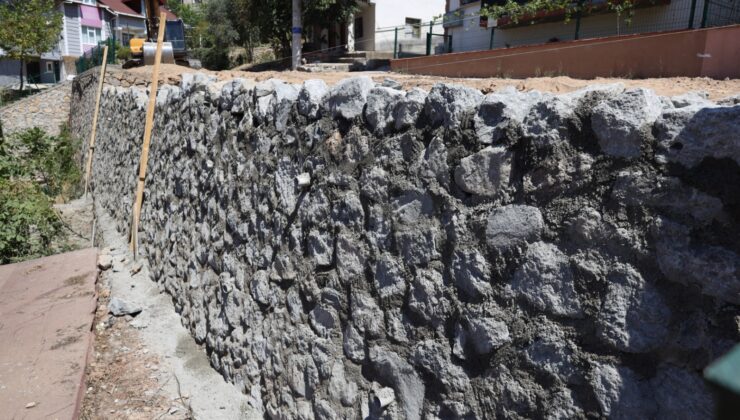 İzmit Belediyesi, güvenli alanlar için istinat duvarı inşaatlarına devam ediyor