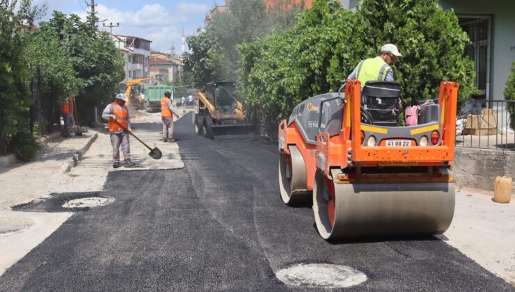 İzmit Belediyesinden Yeşilova Mahallesinde asfalt mesaisi