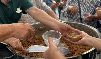 Kapanca Sokak Festivalinde vatandaşlara helva ikramı