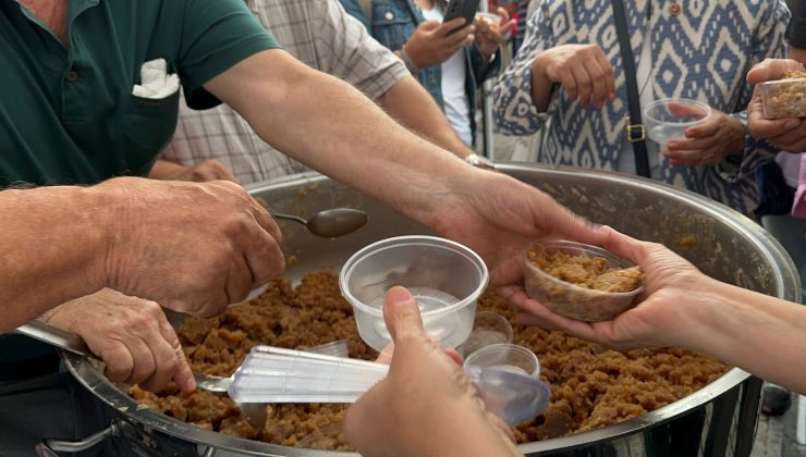 Kapanca Sokak Festivalinde vatandaşlara helva ikramı