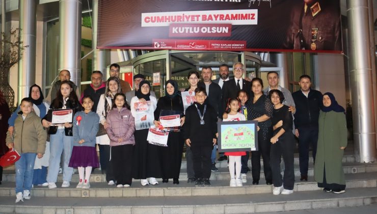 İzmit Belediyesi, ‘Cumhuriyet’ temalı yarışmada dereceye girenlere ödüllerini verdi