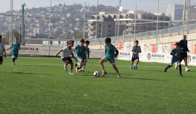 Minik futbolcular İzmit Belediyesi Cumhuriyet  Bayramı Futbol Şöleninde doyasıya eğlendi