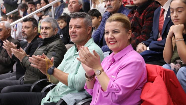 Sadettin Saran sözünü tuttu ve Başkan Hürriyet ile Kocaeli Voleybol Akademi’nin maçını birlikte izledi