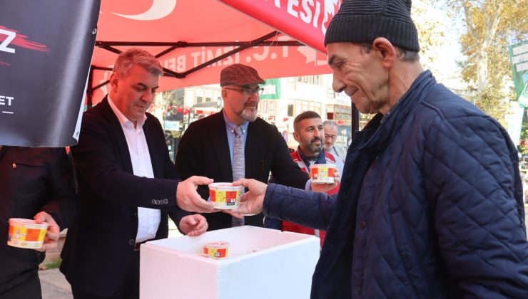 İzmit Belediyesi halka Atatürk’ün en sevdiği yemekleri ikram etti