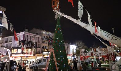 İzmit Belediyesinin klasikleşen devasa yılbaşı ağacı yerini aldı!