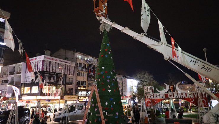 İzmit Belediyesinin klasikleşen devasa yılbaşı ağacı yerini aldı!