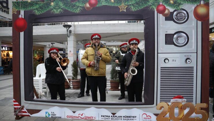 Yeni yıl coşkusu belediye meydanında tüm hızıyla devam ediyor