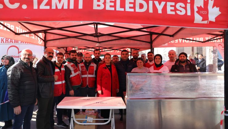 İzmit Belediyesi yılın ilk günü Darıca’da sıcak yemek hizmeti vermeye devam etti