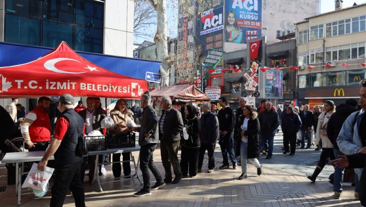 İzmit Belediyesi, kendi ürettiği mantarları vatandaşa dağıttı