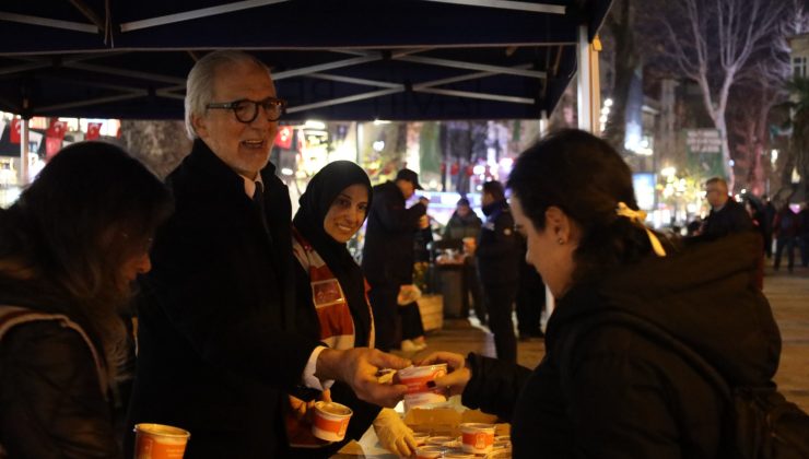 İzmit Belediyesinden Regaip Kandilinde Helva İkramı