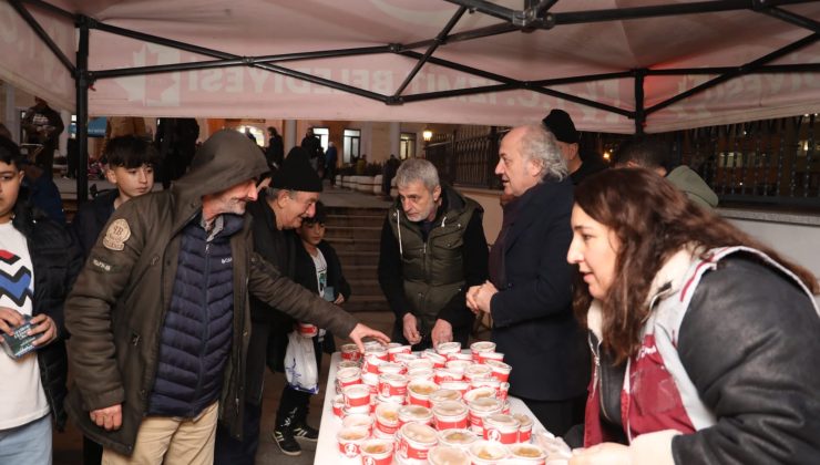 İzmit Belediyesi, Berat Kandilinde camilerde helva ikram etti