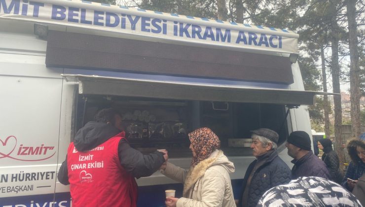 İzmit Belediyesinden soğuk günlerde vatandaşın içini ısıtan ikram